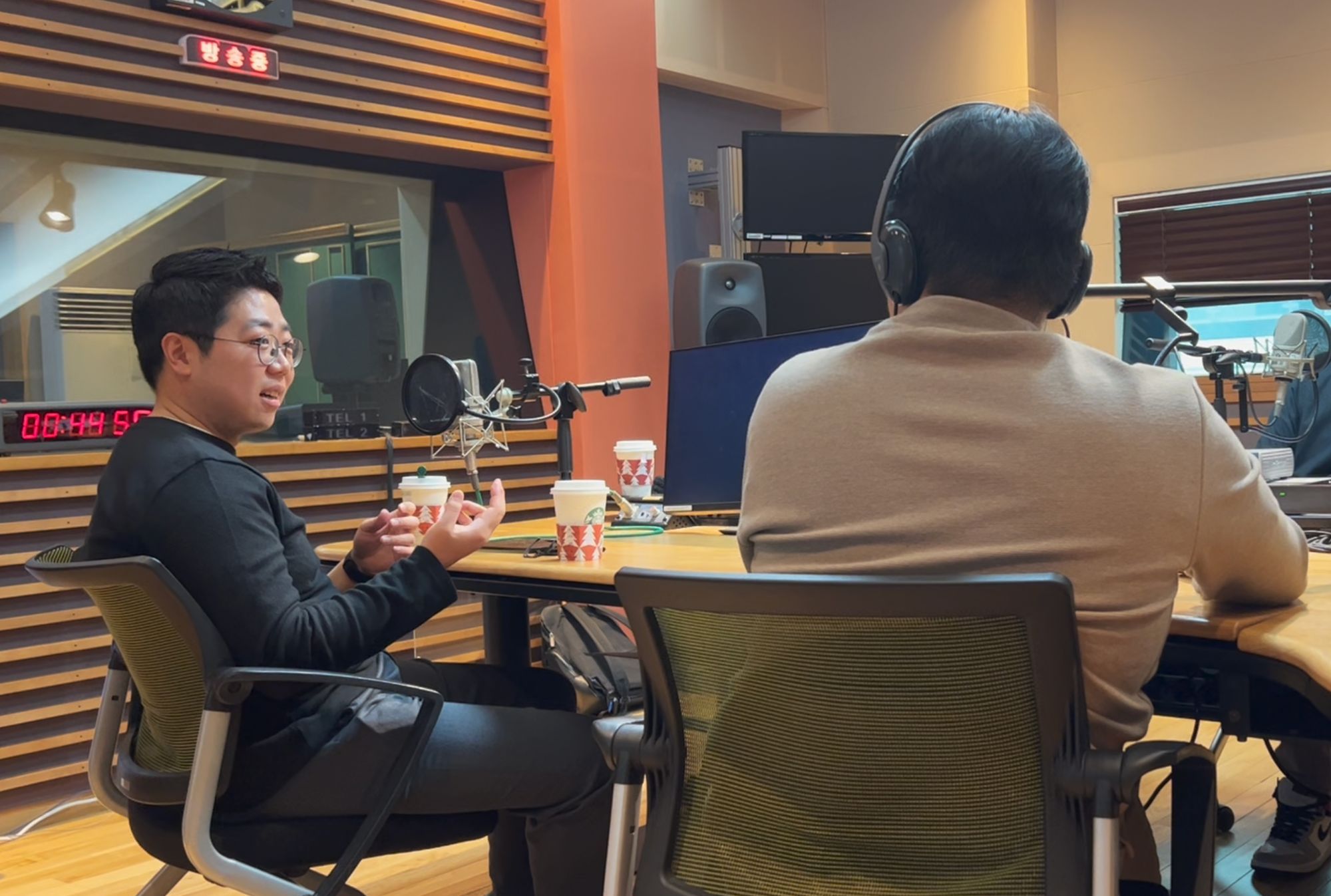Hee Hong Moon talking to the radio host Jin Woo Lee