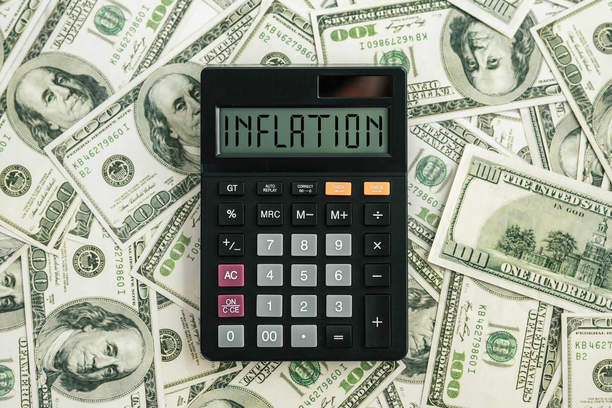 지폐 위에 INFLATION 글자가 표현되어 있는 계산기