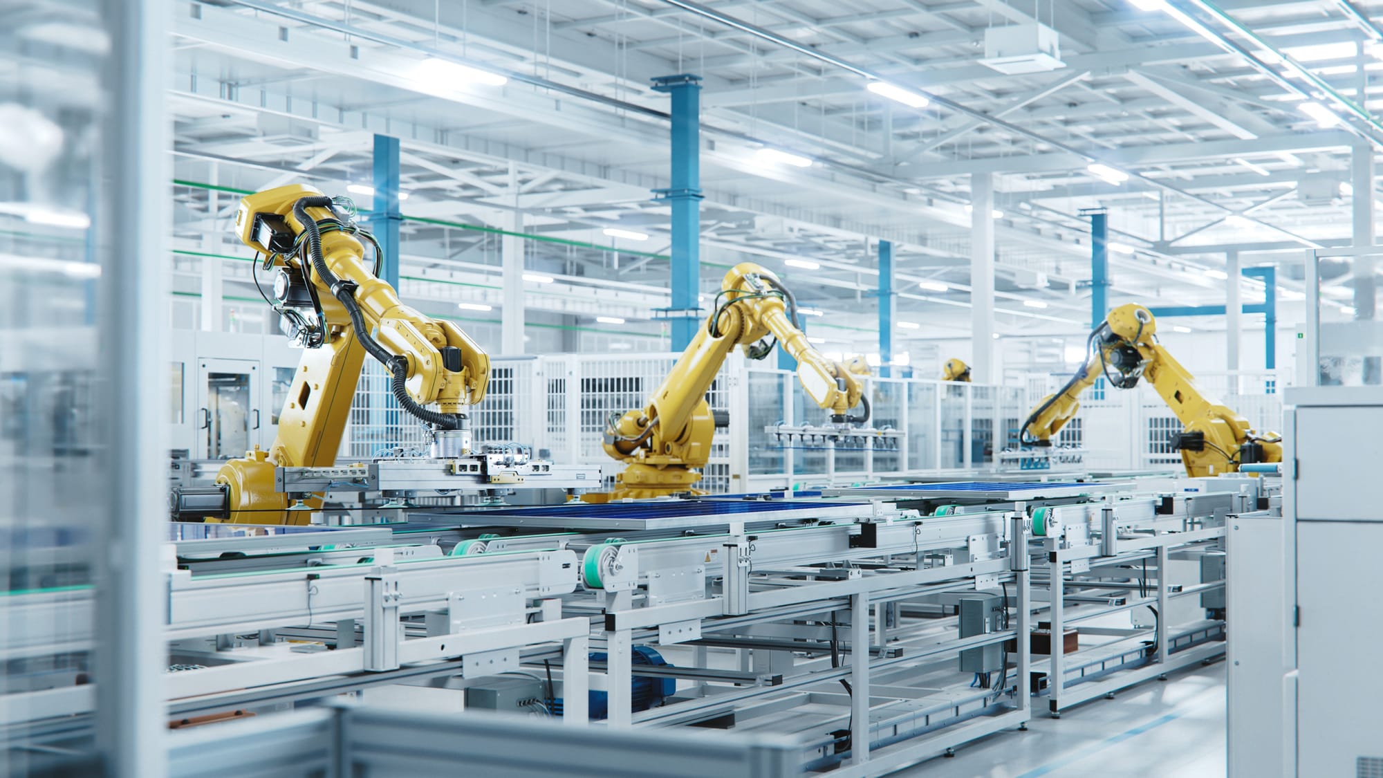 산업용 로봇 팔을 이용하는 자동화 제조 설비.